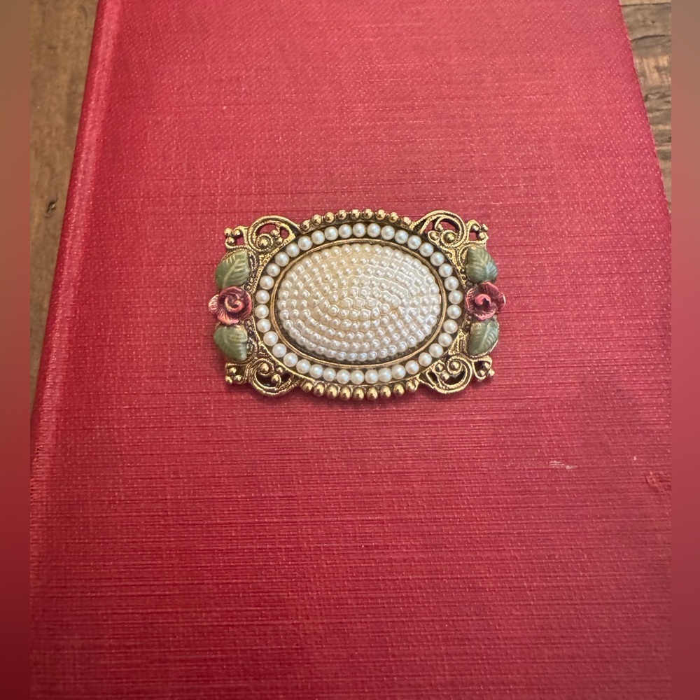 Vintage Faux Pearl Rose Detail Gold-Tone Filigree Brooch - Picture 3 of 10